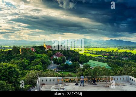 Incredibile tempio della Thailandia con statua di Buddha sulla cima della montagna sullo sfondo paesaggio natura al tramonto Foto Stock