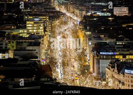 Berlino, Germania. Xvi Dec, 2019. Il Natale illuminato Kurfürstendamm può essere visto in serata. Credito: Christoph Soeder/dpa/Alamy Live News Foto Stock