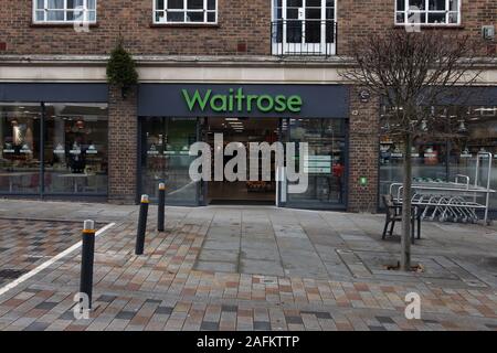 Waitrose supermercato esterno di fronte al negozio sulla zona pedonale, Leatherhead, Surrey, 2019 Foto Stock