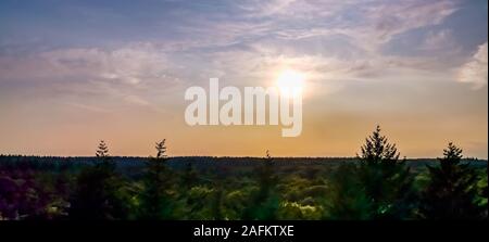 Splendido skyline di Berg en Bos il parco della città di Apeldoorn, Paesi Bassi, colorato il cielo sereno con le nuvole Foto Stock