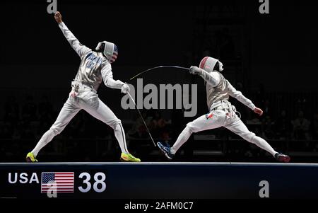 Chiba, Giappone. 15 Dic, 2019. (L-R) ALEXANDER MASSIALAS di USA vs ERWANN LE PECHOUX della Francia durante il match finale di uomini del fioretto a squadre della concorrenza a scherma World Cup 2019. La Francia è andato a vincere il Team Cup. Credito: Ramiro Agustin Vargas Tabares/ZUMA filo/Alamy Live News Foto Stock