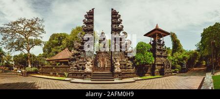 Porta a uno dei templi indù in tradizionale architettura balinese. Bali, Indonesia Foto Stock