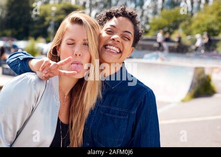 Ritratto di due amici di sesso femminile incontro a Urban Skate Park Foto Stock