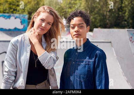 Ritratto di due amici di sesso femminile incontro a Urban Skate Park Foto Stock