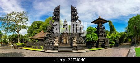 Porta a uno dei templi indù in tradizionale architettura balinese. Bali, Indonesia Foto Stock
