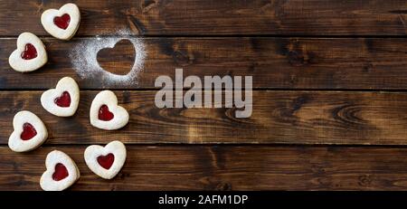 A forma di cuore ad Linzer cookies per il giorno di San Valentino sul legno scuro backgorund. Spazio di copia Foto Stock