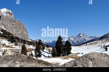 Le montagne in inverno il sole Foto Stock