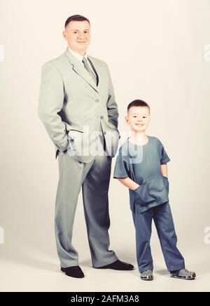 Bambino felice con il padre. business partner. piccolo ragazzo medico con papà imprenditore. infanzia. fiducia e valori. padri giorno. Il giorno della famiglia. Il padre ed il figlio in business suit. carriera futura. Foto Stock