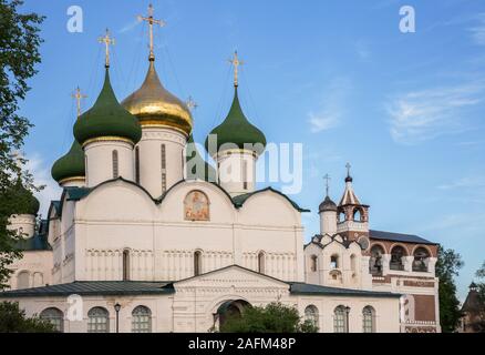 Spaso - Evfimievsky monastero (Salvatore Monastero di San Euthymius). Trasfigurazione Cattedrale e il campanile con la Chiesa della Natività di Giovanni Bapti Foto Stock