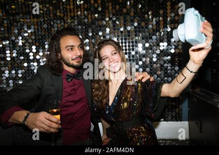 Felice affettuoso giovane uomo e donna prendendo fotografia di se stessi Foto Stock