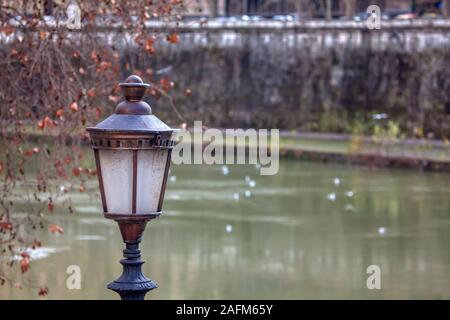 Lampione vicino al fiume Tevere a Roma Foto Stock