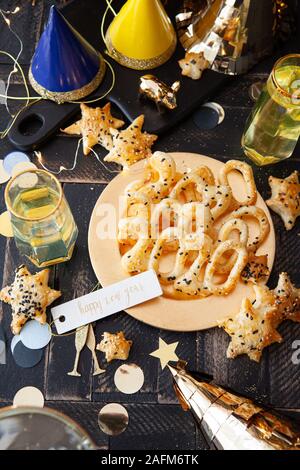 Delizioso cracker e bevande per un cenone di capodanno con ballo Foto Stock