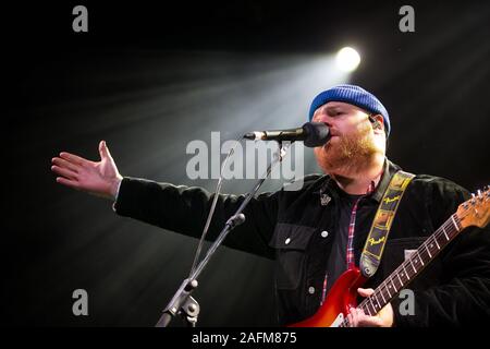 Tom Walker esegue sul palco in Trafalgar Square, Londra al mondo del sonno grande evento fuori il 7 dicembre 2019. Foto Stock