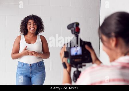 Videografo femmina donna registrazione podcast di registrazione in studio Foto Stock