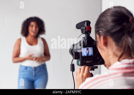 Videografo femmina donna registrazione podcast di registrazione in studio Foto Stock