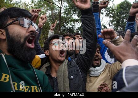 New Delhi, India. Xvi Dec, 2019. Gli studenti gridare slogan durante una manifestazione di protesta a New Delhi, India, 16 Dic, 2019. Le proteste degli studenti sono stati lunedì testimoniato attraverso le università in India contro la nuova legge sulla cittadinanza, hanno detto i funzionari. Credito: Javed Dar/Xinhua/Alamy Live News Foto Stock