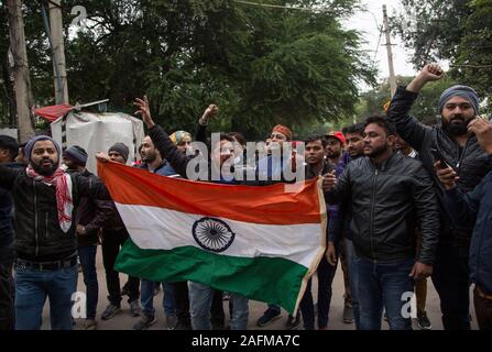 New Delhi, India. Xvi Dec, 2019. Gli studenti gridare slogan durante una manifestazione di protesta a New Delhi, India, 16 Dic, 2019. Le proteste degli studenti sono stati lunedì testimoniato attraverso le università in India contro la nuova legge sulla cittadinanza, hanno detto i funzionari. Credito: Javed Dar/Xinhua/Alamy Live News Foto Stock