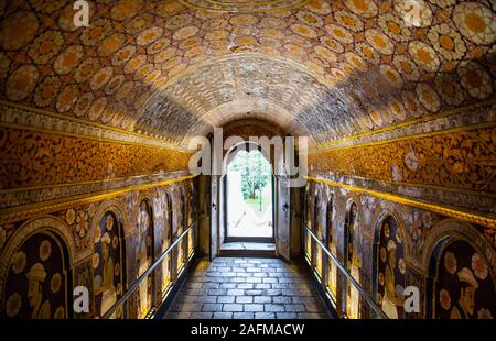 Arch modo presso il tempio di Santa relitto del dente di Kandy / Sri Lanka Foto Stock