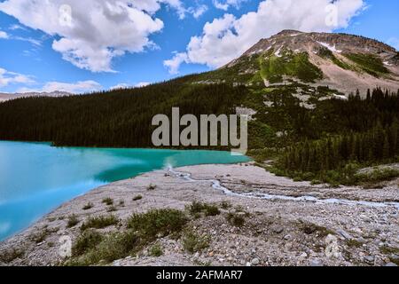 Guardando verso il Cirque lago vicino alla testa del ghiacciaio in Banff. Foto Stock