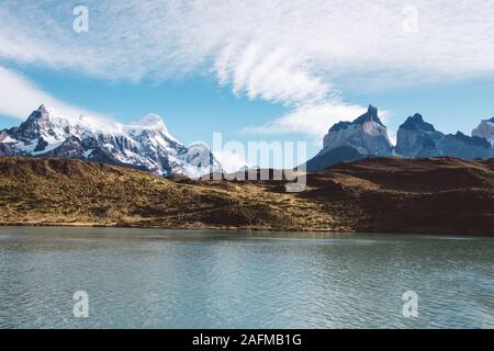 Majestic Mountain e il lago paesaggio con cielo blu Foto Stock