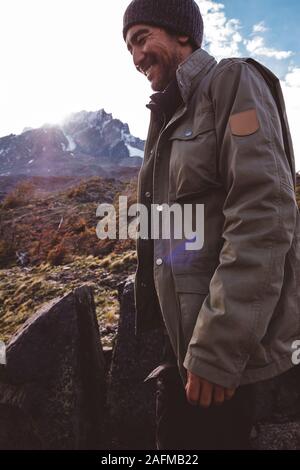 Felice escursionista passeggiate in montagna Foto Stock