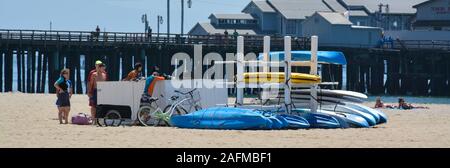 Panorama di persone in attesa di noleggiare kayak, surf, Stand up paddle boards e Canoe sulla spiaggia di Poppe Wharf a Santa Barbara, CA, Stati Uniti d'America Foto Stock