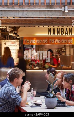 Il ristorante informale di scena. Seven Dials Mercato, Londra, Regno Unito. Architetto: duro + Trevillion architetti, 2019. Foto Stock