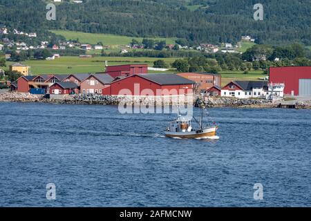 STADSBYGD, Norvegia - 18 Luglio 2019: tradizionale barca da pesca vele fjord acque vicino villaggio Porto, girato sotto la luminosa luce estiva sulla luglio 18, 2019 a Foto Stock