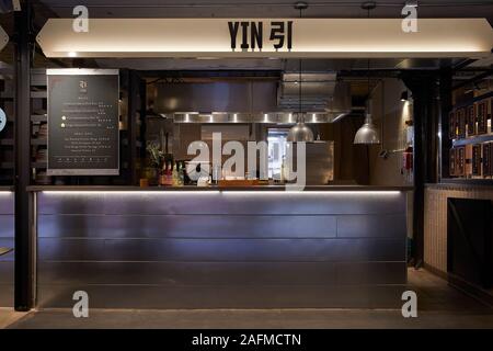 Vista frontale del ristorante asiatico contatore. Seven Dials Mercato, Londra, Regno Unito. Architetto: duro + Trevillion architetti, 2019. Foto Stock