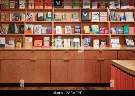 Scaffalatura nella libreria di mercato. Seven Dials Mercato, Londra, Regno Unito. Architetto: duro + Trevillion architetti, 2019. Foto Stock