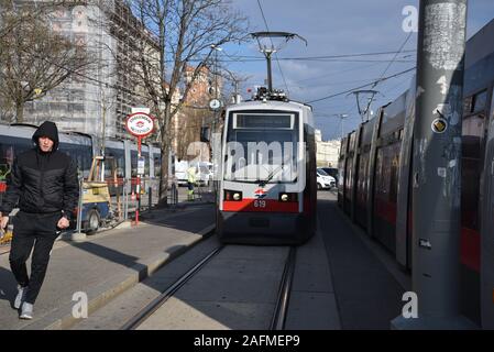 AUSTRIA, VIENNA - MARZO 26: Vienna è la capitale e la città più grande dell'Austria. Vista sulla strada con due tram nella città vecchia di Vienna il 26 marzo 2019, Austr Foto Stock