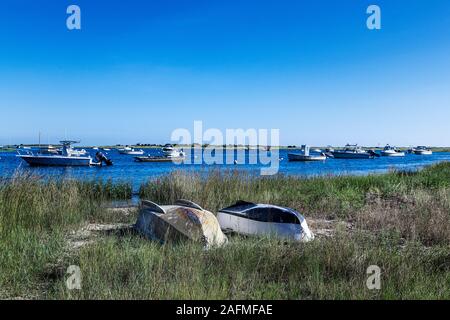 Affascinante barche lungo il fiume Oyster, Chatham, Cape Cod, Massachusetts, STATI UNITI D'AMERICA. Foto Stock