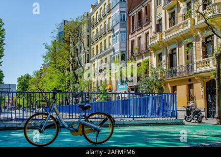 Residenziale ed elegante quartiere Chamberi, dove il leggendario Santiago Bernabeu Stadium si trova anche Foto Stock