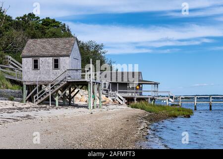 Il Boathouse rustico sulla spiaggia, Chatham, Cape Cod, Massachusetts, STATI UNITI D'AMERICA. Foto Stock