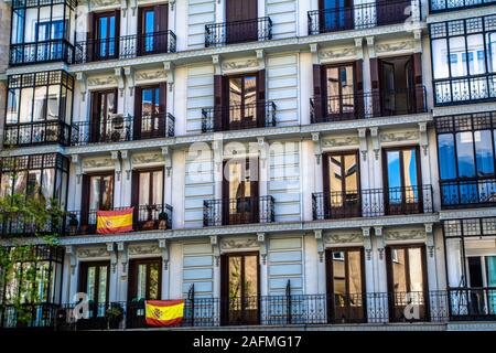 Residenziale ed elegante quartiere Chamberi, dove il leggendario Santiago Bernabeu Stadium si trova anche Foto Stock