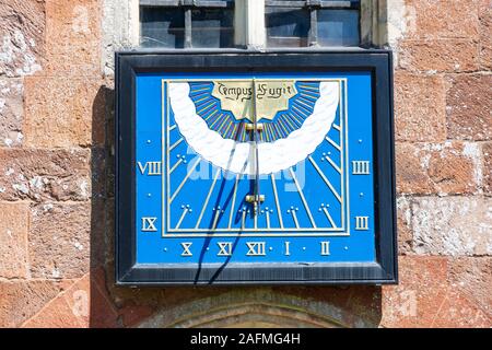 Antica meridiana sulla parete della chiesa di Santa Croce, Church street, Crediton, Devon, Inghilterra, Regno Unito Foto Stock