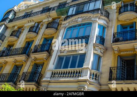 Residenziale ed elegante quartiere Chamberi, dove il leggendario Santiago Bernabeu Stadium si trova anche Foto Stock