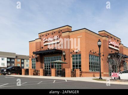 CHARLOTTE, NC, Stati Uniti d'America - 8 dicembre 2019: Smithfield's pollo 'N Bar-B-Q è un North Carolina una catena di fast food, con 36 località country-wide. Foto Stock