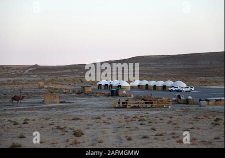 Campeggio a Gas Darvaza cratere nel deserto del Karakum del Turkmenistan Foto Stock