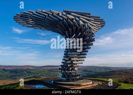 Il canto Ringing Tree è un vento powered scultura sonora che assomiglia a un set struttura nel paesaggio della collina Pennine gamma affacciato Burnley, in La Foto Stock