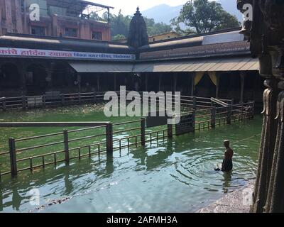 Trimbakeshwar è un antico tempio indù nella città di Trimbak, in India. È dedicato al dio Shiva e è uno dei dodici Jyotirlingas. Foto Stock