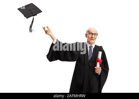 Emozionato uomo anziano che indossa un abito grraduation, gettando hat e in possesso di un diploma isolati su sfondo bianco Foto Stock