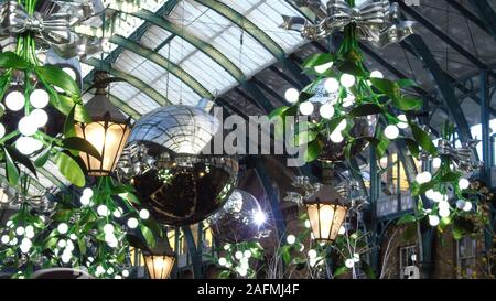 E baubles di vischio decorazioni di Natale nel mercato di Covent Garden, Londra UK Foto Stock