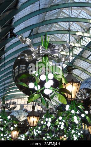 E baubles di vischio decorazioni di Natale nel mercato di Covent Garden, Londra UK Foto Stock