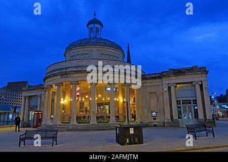 Tramonto a Bridgwater, Somerset, centro città, vecchio mercato Hall, Cornhill, Inghilterra sud-occidentale, Regno Unito, TA6 3BU Foto Stock