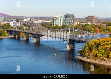 Ottawa, CA - 9 Ottobre 2019: Alexandra Bridge e il fiume Ottawa nella stagione autunnale Foto Stock