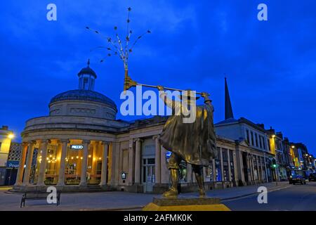 The Spirit of Carnival statua e vecchio mercato, Bridgwater Town Center, Sedgemoor District Council, Somerset, South West England, UK Foto Stock