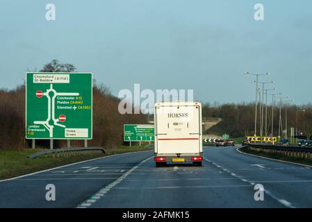 Segno di destinazione con i veicoli che si avvicinano ad un12, Chelmsford Essex, Regno Unito guida su un tratto di un130 duello carreggiata. Box per cavallo. Colchester Foto Stock