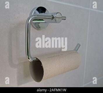 Il crimine di toletta ultimo, rifinendo il rullo di toletta e non sostituendolo Foto Stock
