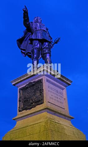 Statua di Robert Blake, comandante navale, scultura a grandezza naturale in bronzo cavo, di FW Pomeroy, grado II elencato, Scambio di mais, Bridgwater, TA6 3BU Foto Stock